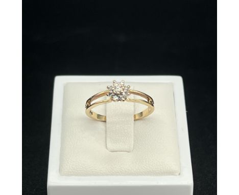 9ct yellow gold diamond daisy cluster ring,
size M,
approx 0.20ct diamonds,