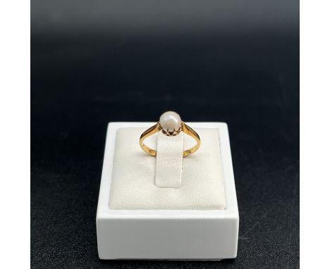 An 18ct yellow gold pearl vintage ring,
unhallmarked but tested 18ct yellow gold,
single cultured pearl,
1.95 grams in weight