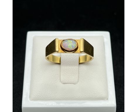 An 18ct yellow gold opal ring,
4.9 grams in weight,
size P,