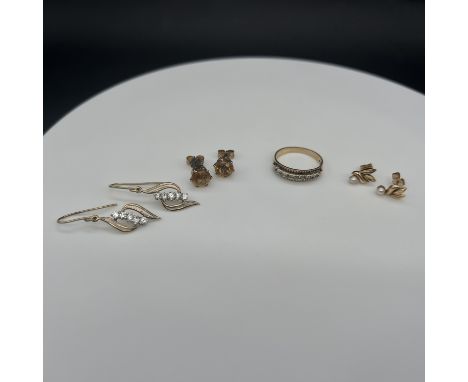 A mixed lot of 9ct gold jewellery,
6 grams in weight approx,
a ring and earrings