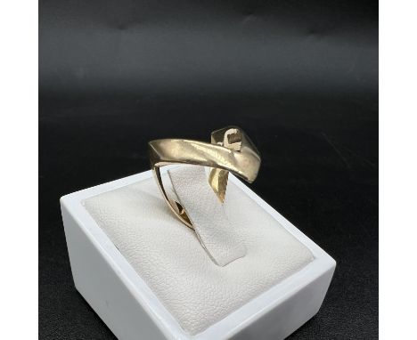 A 9ct yellow gold dress ring,
size I,
2.3 grams in weight approx,
hallmarked,