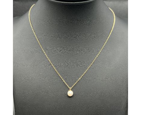 A 9ct yellow gold pearl pendant and chain,
pearl is 5-6mm,
chain is very fine,
18 inch long chain,
1.3 grams,