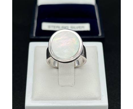 A new silver mother of pearl ring,
size M,
weight is 7.5 grams approx,
new in original box,