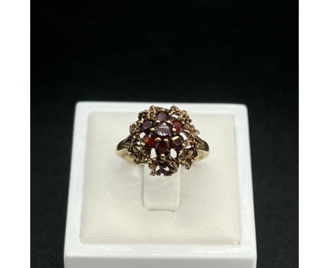 A 9ct yellow gold garnet ring,
3.8 grams in weight approx,
size K,