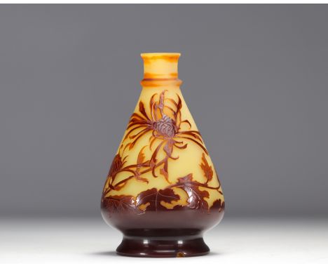 Galle Emile multi-layered glass foot with chrysanthemum design - Weight: 990 g - Shipping available - Region: France - Sizes: