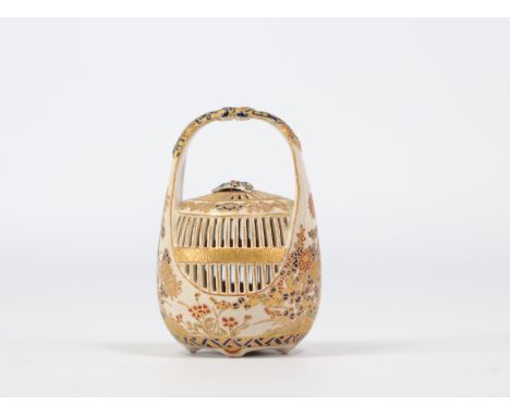 Japanese porcelain cricket box with flower design circa 1900 - Weight: 135 g - Shipping available - Region: Japon - Sizes: h 