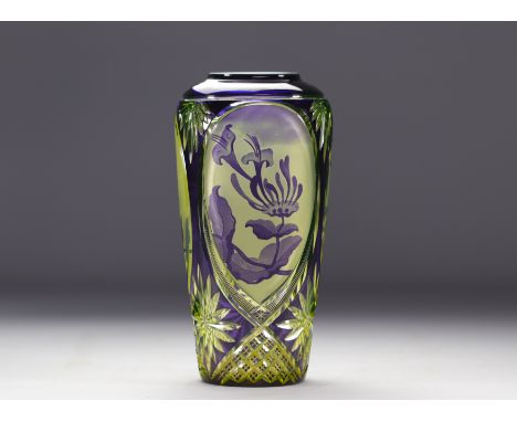 Val Saint Lambert acid-etched vase decorated with flowers on a mauve background lined with uranium - Weight: 1.36 kg - Shippi