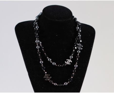Chanel France, Necklace with black synthetic pearls and grey pearls - Weight: 105 g - Shipping available - Region: france - S