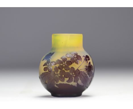 Galle Emile multi-layered glass vase decorated with flowers - Weight: 350 g - Shipping available - Region: France - Sizes: H 
