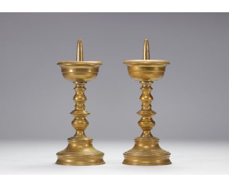 (2) Pair of brass candlesticks from the Haute Epoque - Weight: 2.65 kg - Shipping available - Sizes: H 240 mm x D 95 mm - At 