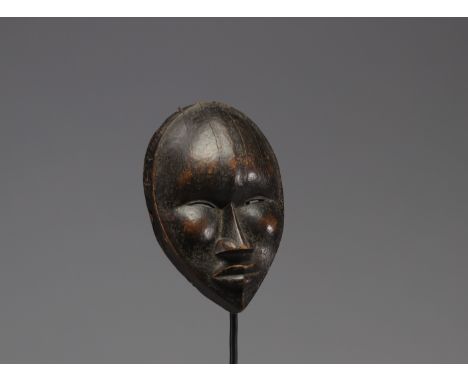 Ivory Coast, Dan Hardwood face mask, black patina - Weight: 210 g - Shipping available - Region: Afrique - Sizes: H 220 mm x 