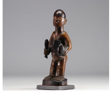 Beautiful old effigy of a standing mother wearing ceremonial attributes. Beautiful patina and pearl inlays in the eyes. - Wei