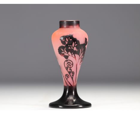 Emile Galle - multi-layered glass vase decorated with flowers - Weight: 310 g - Shipping available - Region: France - Sizes: 