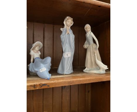 Three Nao figures. 
