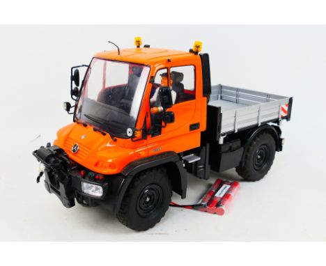 Carson - An unboxed 1:12 scale Carson RC Unimog U300. The model appears to be in Good, slightly dusty condition and comes wit