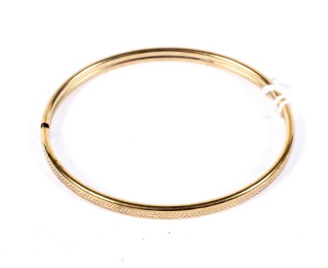 A 9ct gold bangle, engraved with a chevron pattern, 5.1g,  