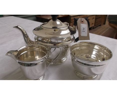 Three piece silver tea service incl. pot, sugar basin and milk jug (Sheffield 1936, in all 22 1/4 oz)