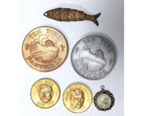 A vintage yellow metal articulated fish pendant, 4.5cm; together with a 1970 'Leon Blum' and 'Georges Clemenceau' 'Realise pa