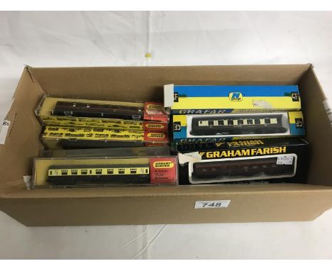 8 N Gauge BR mark 1 coaches including Lima, Hornby, Minitrix, Graham Farish &amp; 2 Grafar N Gauge Pullman coaches (10 items 