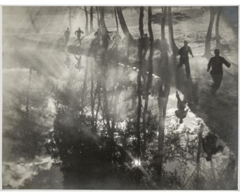 Riefenstahl, Leni. Olympia. Fest der Schönheit. Standphoto Morgenlauf im Olympischen Dorf. Original-Photographie. Vintage. Si