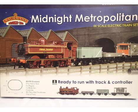 OO scale Bachmann 30-076 Midnight Metropolitan train set, comprising of London Transport pannier tank, three wagons, track an