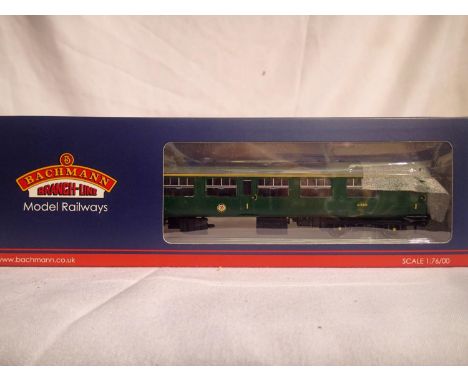 OO scale Bachmann 39-333A BR MK2 first corrider coach, green in excellent condition, boxed. P&amp;P Group 1 (£14+VAT for the 