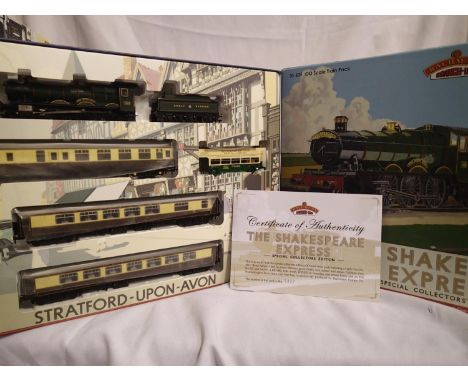 OO scale Bachmann 30-525 The Shakespeare Express comprising of Rood Ashton Hall 4965 G.W.R Green with two Pullman coaches and