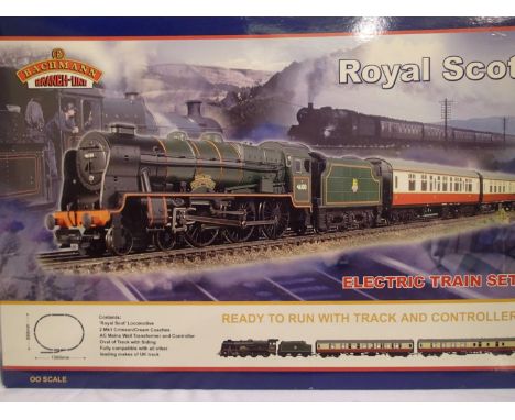 OO scale Bachmann 30-020 Royal Scot train set comprising of Royal Scot 46100 Green Early Crest, with two MK1 crimson/ cream c