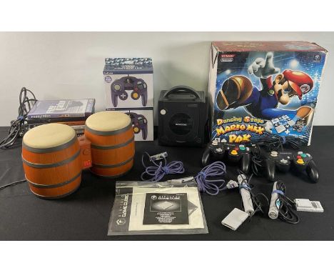 NINTENDO GAMECUBE - A Nintendo Gamecube console bundle with 2 loose controllers, 2 boxed controllers, 2 microphones, 2 Gamebo