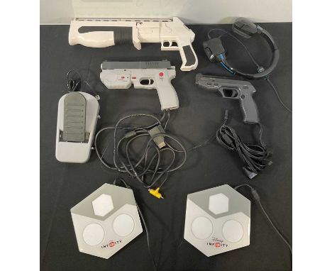 RETRO GAMING ACCESSORIES - A group of retro gaming accessories comprising of The Real Arcade Light Gun and Pedal, compatible 