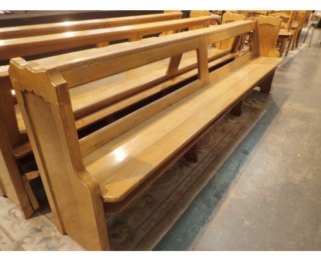 Light oak church pew in good condition L: 270 cm