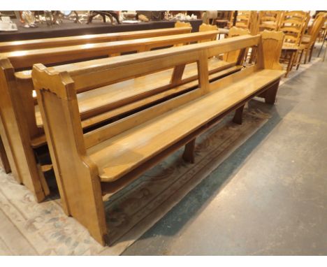 Light oak church pew in good condition L: 270 cm ( option on next three lots ) 