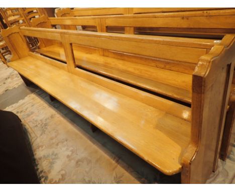Light oak church pew in good condition L: 270 cm
