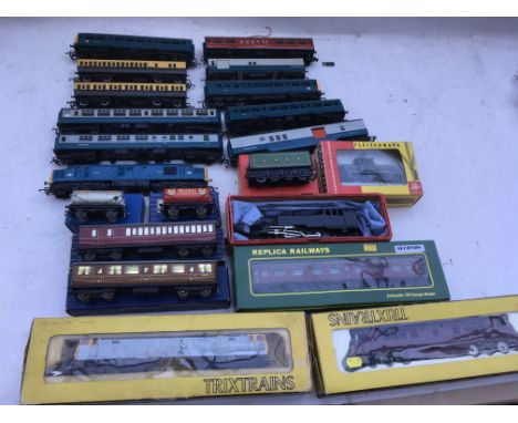 A collection of boxed and loose railway including Fleischmann diesel locomotive boxed, Hornby Dublo tinplate carriages etc in