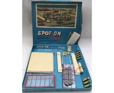 Spot on, Triang, boxed, L.162-1 She'll and BP Garage, all complete, slight damage on box lid, instructions leaflet included