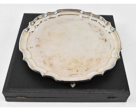 PARKIN SILVERSMITHS LTD; an Elizabeth II hallmarked silver salver with piecrust border, Sheffield 1984, width 25cm, 15.8ozt/4