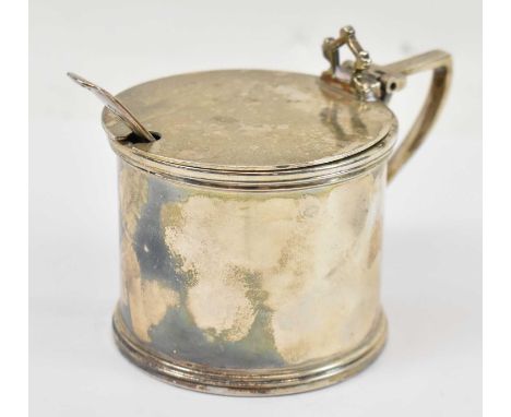 An Elizabeth II hallmarked silver mustard pot with blue glass liner and spoon, 4.8ozt/149g.