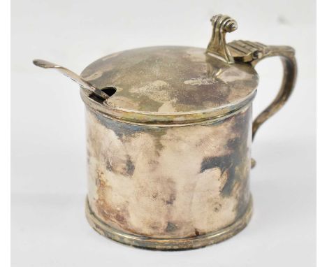 WAKELY &amp; WHEELER; a George VI hallmarked silver mustard pot with blue glass liner and spoon, London 1937, 4.75ozt/147g.