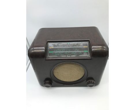 Vintage Bush Bakelite valve radio. Measures 23x30x19cm 