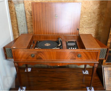 A Dynaton Radio Ltd radio and Garrard SP25 record player in freestanding walnut table/cabinet (a/f) 