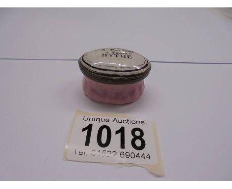 An 18th century Bilston enamel patch box inscribed "A Present from Hythe" with mirror in lid.&nbsp; Some age related crazing,