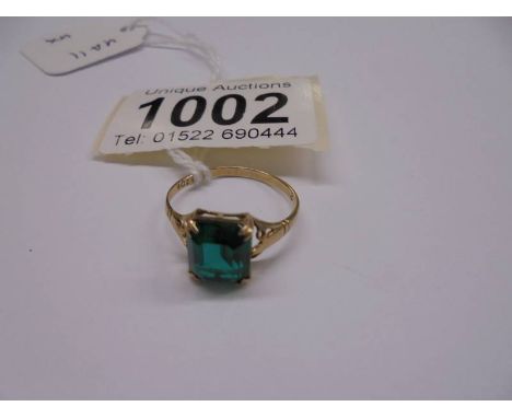 A yellow gold ring set green coloured stone, size M half, 1.8 grams.