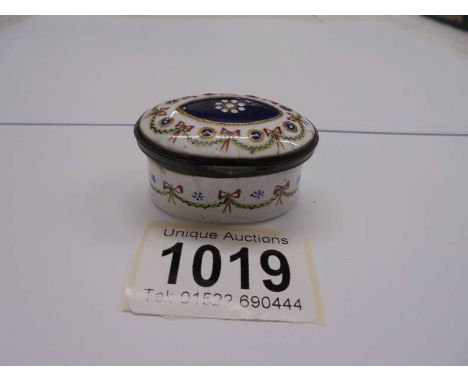 An 18th century Bilston enamel patch box.&nbsp; Some age related crazing, 4.5 x 3.5 cm, 2.25 cm high.
