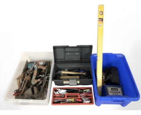 A group of carpentry tools, bench vice, boxed pyrograph, plastic toolbox and contents, spirit level, woodworking planes. (2 b