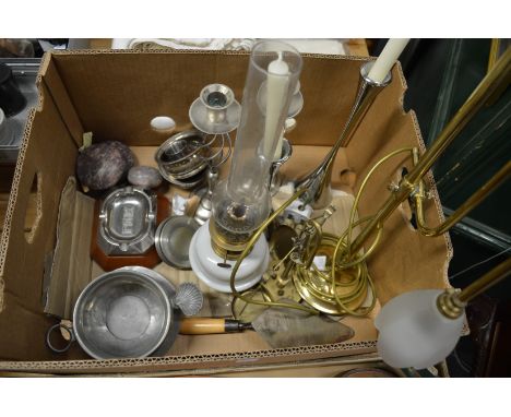 An adjustable brass lamp and other collectables.