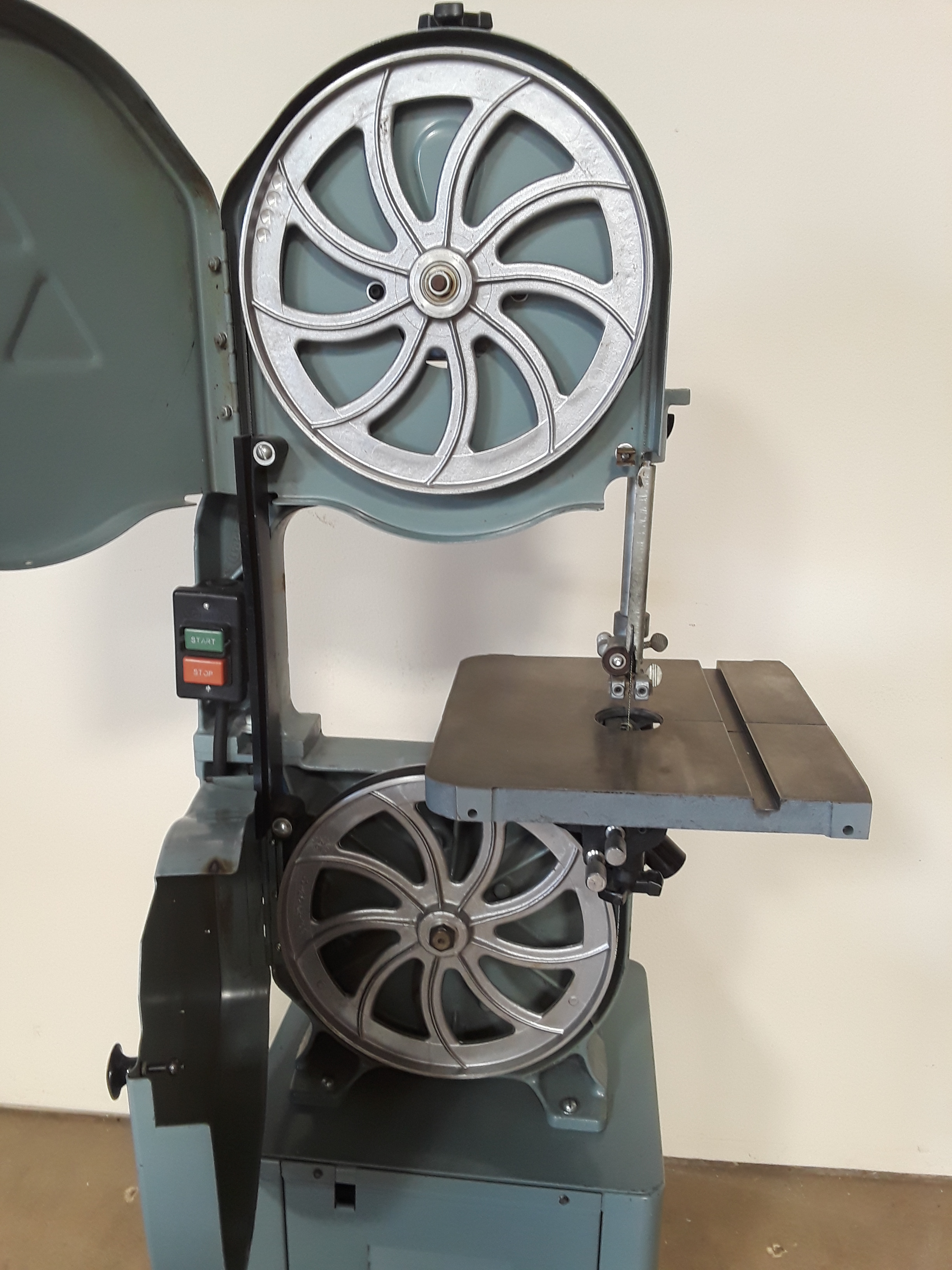 Delta 14" Band Saw Closed Stand Model 28203 3/4 Hp 115/230 volts 1 Phase