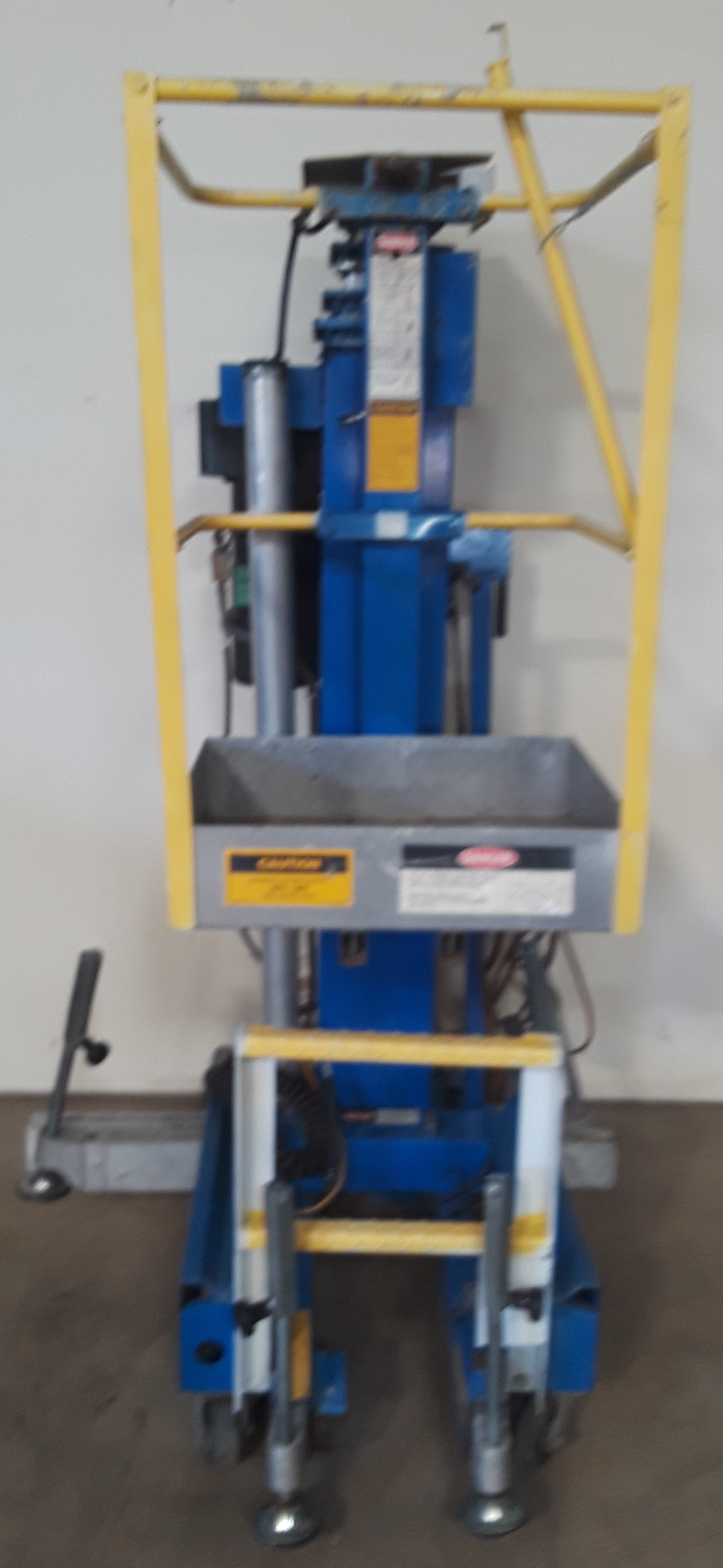 UpRight UL24 62851005 300lb Capacity Electric Mobile Platform Lift