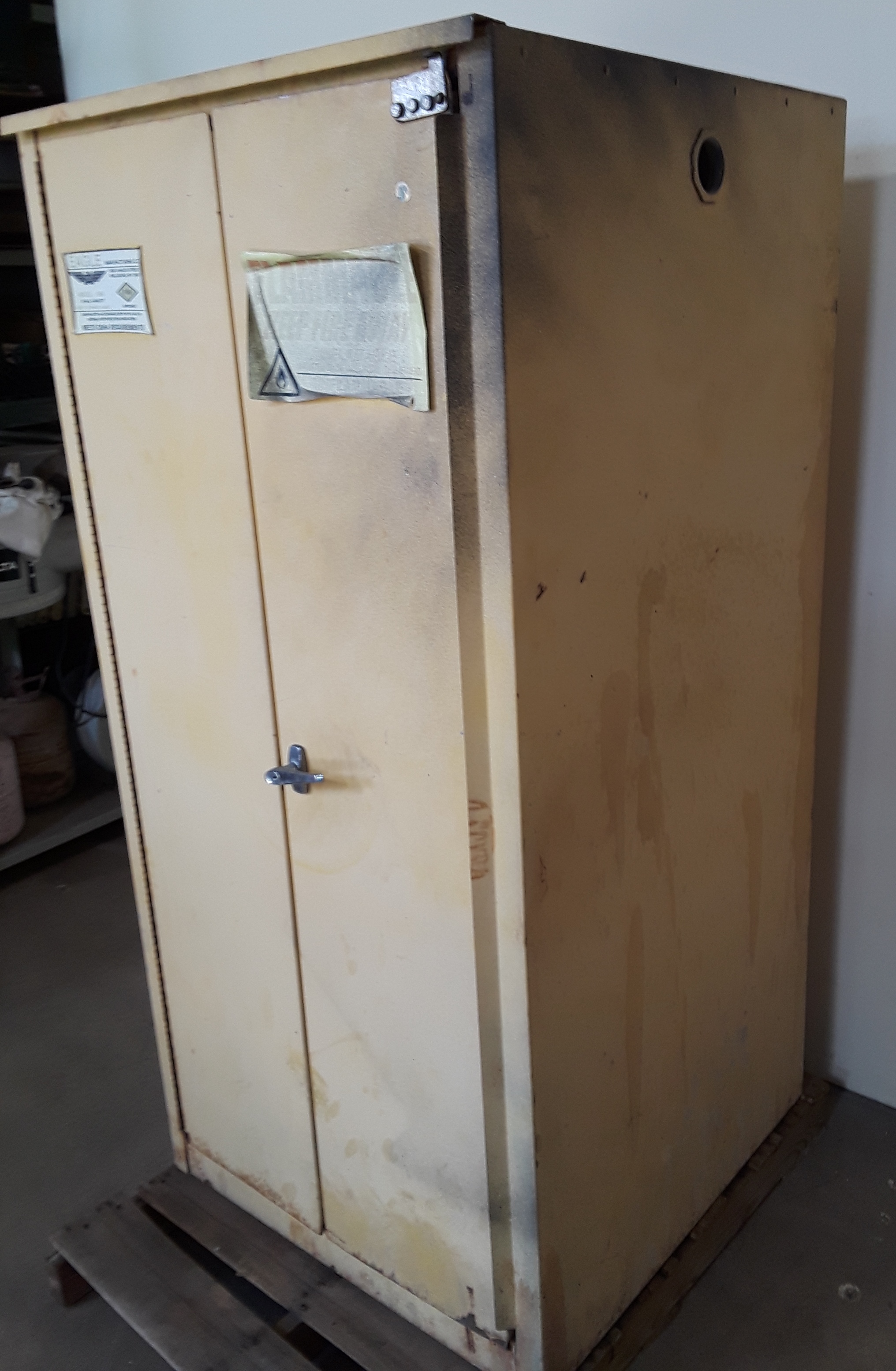 Eagle Manufacturing Flammable Liquid Safety Paint Storage 60