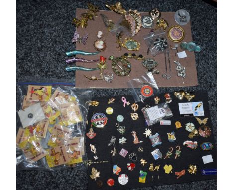 Jewellery - a 9ct rose gold framed cameo brooch; others filigree feather, Celtic kilt pin, horseshoe tie pin, hair clips, ena