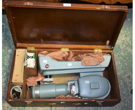 A vintage Leitz Wetzlar slide projector, Hektor lens, with accessories, cased